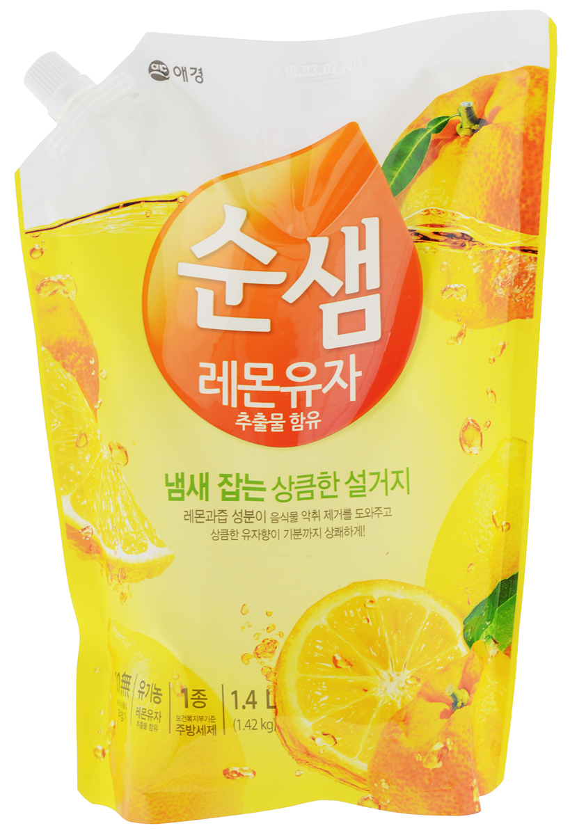 Средство для мытья посуды Soonsaem Lemon & Yuzu, 1,4 л979143 Средство для мытья посуды Soonsaem Lemon & Yuzu, 1,4 л979143Средство для мытья посуды Soonsaem Lemon & Yuzu имеет следующие особенности: - содержит натуральные природные очищающие компоненты; - благодаря применению системы экоферментного очищения, средство тщательно удаляет жир, а также крахмальные загрязнения; - благодаря содержанию природных витаминов, лимонной кислоты и компонента лимона, средство избавляет от запаха, а также увлажняет кожу рук после мытья посуды; - благодаря специальной системе (отсутствие красящего вещества, отсутствие фосфорной кислоты, отсутствие компонента парабена), средство безопасно для человека и окружающей среды; - подходит для мытья фруктов и овощей. Товар сертифицирован.