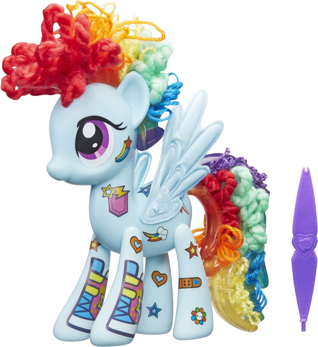 My Little Pony Игровой набор Design-a-Pony Rainbow DashB3593EU4 My Little Pony Игровой набор Design-a-Pony Rainbow DashB3593EU4Игровой набор My Little Pony Design-A-Pony. Rainbow Dash привлечет внимание вашей малышки и не позволит ей скучать. Создайте свою неповторимую пони собственными руками! Пофантазируйте над полным образом своей пони! Множество кусочков пряди, специальный инструмент для создания уникального хвоста и гривы, наклейки, крылья - все это ваша малышка найдет в данном наборе. Сделайте свою пони неповторимой, скомбинировав детали от других пони из серии Design-a-Pony. Придумайте своих собственных героев, используя различные варианты представленных деталей! Набор выполнен из качественных безопасных материалов. Ваша малышка будет увлеченно играть с набором, придумывая различные истории. Порадуйте ее таким замечательным подарком!