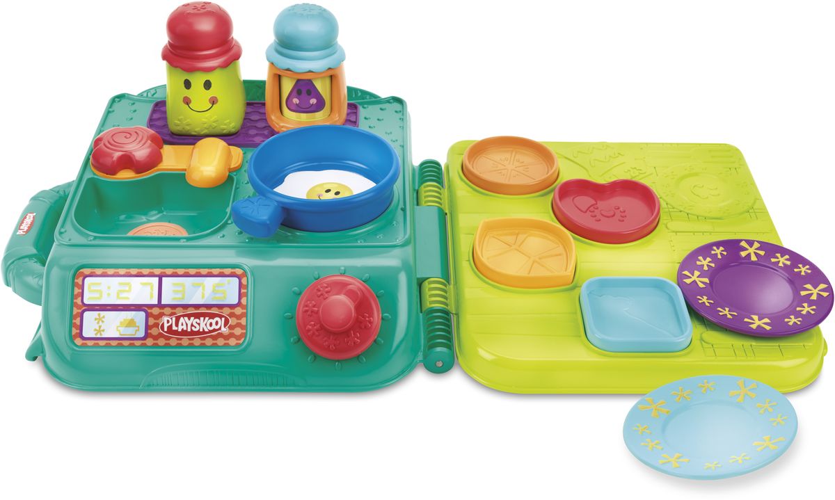 Playskool Развивающая игрушка Моя первая кухняB5848EU4 Playskool Развивающая игрушка Моя первая кухняB5848EU4Игрушка Playskool Моя первая кухня - это замечательная развивающая игрушка для малышей. Благодаря большому количеству деталей и элементов игрушки, у ребенка появляется множество возможностей для различных игр. Яркий чемоданчик с удобной ручкой для транспортировки одновременно является игровой поверхностью, имитирующую обстановку настоящей кухни в миниатюре. Переверните раскрытый чемоданчик вверх дном и вы получите варочную поверхность, крохотную раковину для мытья посуды и обеденный стол с углублениями, который можно использовать как сортер. В набор входит комплект посуды различного предназначения, разных форм, цветов и размеров, солонка и перечница. Такой набор, несомненно, поспособствует раннему развитию крохи. А когда ваш малыш вдоволь наиграется, просто соберите игрушки в удобный чемоданчик, закройте его и уберите на полку - в собранном виде набор не занимает много места, его удобно брать с собой, например, в путешествие или в гости.