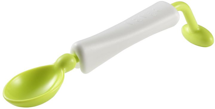 Beaba Ложка для кормления Training Spoon 360 цвет зеленый913411 Beaba Ложка для кормления Training Spoon 360 цвет зеленый913411Ложка Beaba имеет вращающуюся ручку, что является очень полезным качеством при кормлении малыша. При этом сама ложка остается в горизонтальном положении при любом положении ручки. Удобна при приучении ребенка самостоятельно кушать. Поворотная рукоятка может быть заблокирована, если ваш ребенок уже научился уверенно держать ложку и не опрокидывать еду!