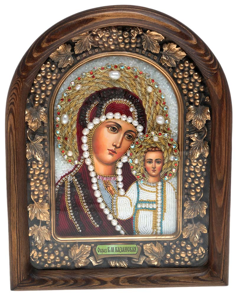 Икона Божией Матери Казанская, 7_15_77_15_7 Икона Божией Матери Казанская, 7_15_77_15_7Православная икона Дивеевские иконы - это не только качественная ручная работа мастеров, но и вложенная в них негасимая любовь. Особенно это чувствуется, когда на икону попадают солнечные лучи - она озаряется внутренним светом и теплом, излучая его в окружающее пространство. Такие иконы подарят Вам и Вашему дому теплый свет благословения, а также могут передаваться по наследству как семейная реликвия и родовой оберег. Непревзойденное качество, вложенная любовь и благословение превращают эти иконы в настоящее произведение искусства, дарящее чудо причастности к духовному миру. Материал: Оклад из массива сосны, внутренний оклад из гипса, бисер, стразы, натуральные камни, речной жемчуг.