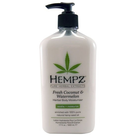 Hempz Молочко для тела увлажняющее Кокос и Арбуз Fresh Coconut and Watermelon Herbal Moisturizer 500 мл110-2153-03 Hempz Молочко для тела увлажняющее Кокос и Арбуз Fresh Coconut and Watermelon Herbal Moisturizer 500 мл110-2153-03Освежающее молочко для тела Hempz на основе растительных экстрактов кокоса и арбуза, обогащено 100% натуральным очищенным маслом конопляного семени, сочетает в себе успокаивающие свойства алоэ вера и ромашки, обогащёно витамином Е, омега кислотами, экстрактом авокадо, содержит кокосовое масло и экстракт арбуза, которые оказывают комплексное увлажняющее действие. Молочко питает, увлажняет, успокаивает, защищает, оживляет кожу. Оцените эффективность натурального сбалансированного ухода за кожей. Не содержит парабенов, глютенов.