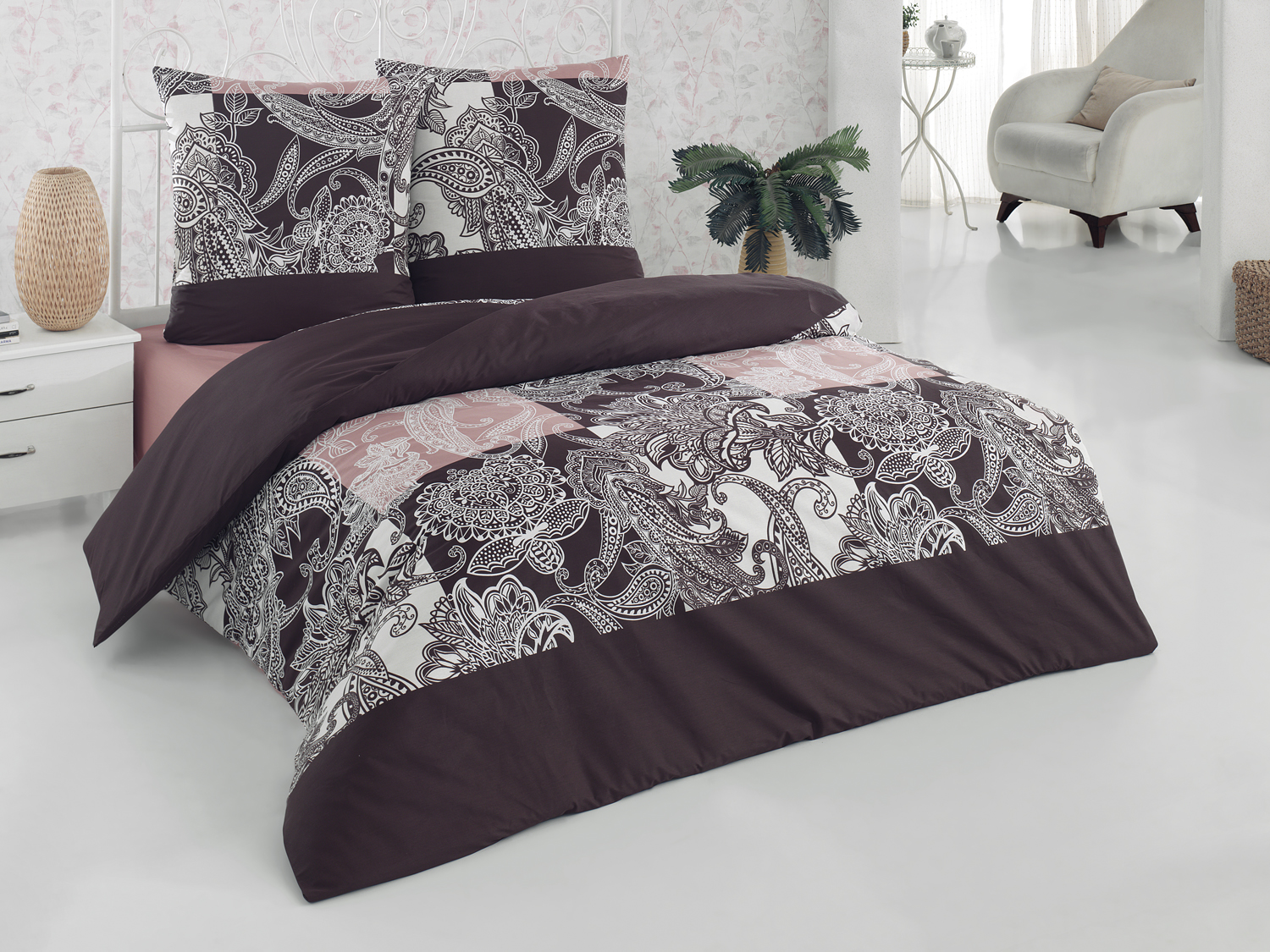 Комплект белья Tete-a-Tete Classic Шоколад, семейный, наволочки 70х70. К-8064п + ПОДАРОК: Простыня ЭГО, 220 х 220 смК-8064п Комплект белья Tete-a-Tete Classic Шоколад, семейный, наволочки 70х70. К-8064п + ПОДАРОК: Простыня ЭГО, 220 х 220 смК-8064пКомплект белья Tete-a-Tete Classic Шоколад является экологически безопасным для всей семьи, так как выполнен из бязи (100% натурального хлопка). Комплект состоит из двух пододеяльников, простыни и двух наволочек. Постельное белье имеет изысканный внешний вид, яркую цветовую гамму и оригинальный рисунок. Гладкая структура делает ткань приятной на ощупь, мягкой и нежной, при этом она прочная и хорошо сохраняет форму. Ткань легко гладится, не линяет и не садится. Благодаря особой плотности ткани и отличному качеству белье выдерживает в 5 раз больше стирок. Комплект постельного белья Tete-a-Tete Classic Шоколад станет отличным дополнением вашего интерьера и подарит гармоничный сон. Простыня ЭГО выполнена из бязи (натурального хлопка) высокого качества, оформленной принтом в полоску. Экологически чистый материал обеспечивает высокую гигиеничность простыни. Выбрав простыню нужной вам расцветки, вы можете легко комбинировать ее с различным постельным бельем. ...