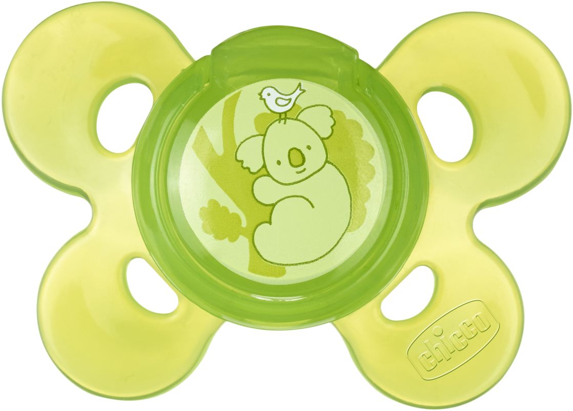 Пустышка Chicco Physio Comfort Коала силиконовая от 12 месяцев310410125 Пустышка Chicco Physio Comfort Коала силиконовая от 12 месяцев310410125Бренд Chicco создан в Италии в 1958 году и уже более 55 лет предлагает малышам и их мамам качественные и надежные товары для комфортного материнства. Пустышки Physio Comfort разработаны совместно с ведущими ортодонтами и учитывают физиологические особенности ротовой полости грудного ребенка, благодаря чему они не нарушают ее правильное формирование и развитие. Преимущества пустышки Physio Comfort из силикона: - Сделана из экстрамягкого силикона - Конструкция пустышки разработана таким образом, что соприкасается с лицом ребенка только 4-мя маленькими опорами. Пустышка позволяет губам ребенка естественно двигаться во время сосания, а также оставляет свободное пространство в зоне носа и подбородка - Ультратонкий профиль у основания нагубника позволяет малышу естественно закрывать рот - Специальная форма и желобок на кончике пустышки обеспечивают естественное положение языка и способствуют правильному прикусу - Выступы на кончике пустышки обеспечивают давление...