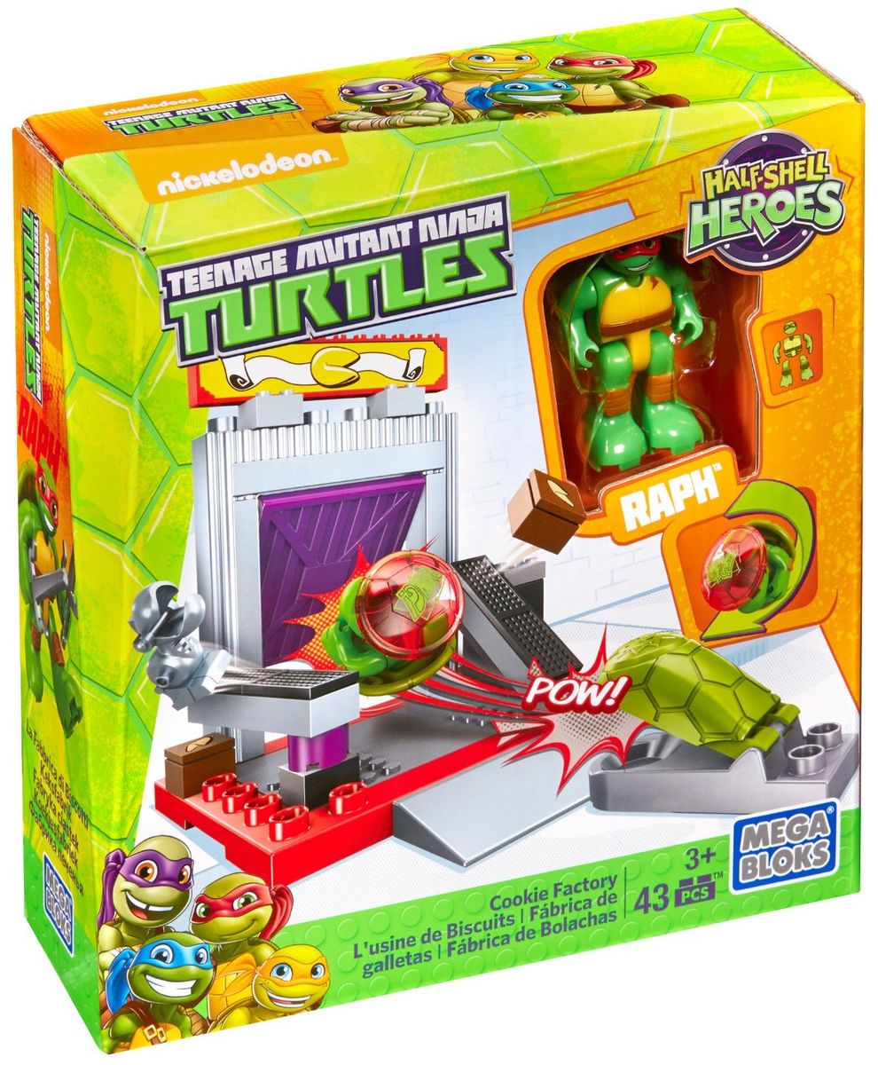 Mega Bloks Черепашки Ниндзя Half-Shell Heroes Конструктор Фабрика печеньяDMW46_DMW49 Mega Bloks Черепашки Ниндзя Half-Shell Heroes Конструктор Фабрика печеньяDMW46_DMW49В наборах Mega Bloks Черепашки готовятся столкнуться лицом к лицу с коварным врагом! Воссоздай уникальные места и приготовься вершить правосудие с набором Фабрика печенья. В наборе имеются движущиеся элементы, а также сборная фигурка Черепашки Ниндзя. Преврати Черепашку в ниндзя-шар и отправь его в полет! Конструктор выполнен из высококачественного яркого пластика. Игра с конструктором способствует развитию мелкой моторики, воображения, творческого мышления. Набор Фабрика печенья совместим с другими наборами Черепашки Ниндзя от Mega Bloks. Собери свою собственную коллекцию Черепашек!
