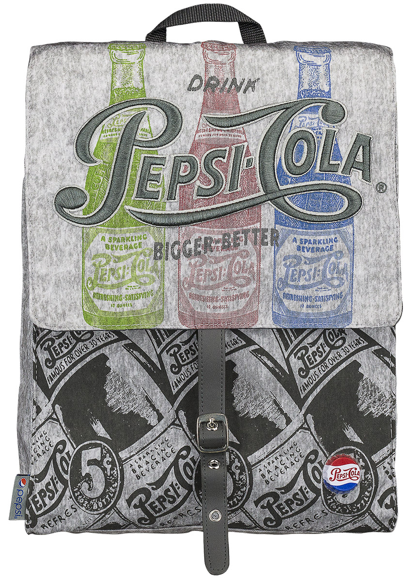 Pepsi Рюкзак Pepsi Cola PECB-UT1-577PECB-UT1-577 Pepsi Рюкзак Pepsi Cola PECB-UT1-577PECB-UT1-577Рюкзак Pepsi Cola изготовлен из прочного материала серого цвета и оформлен рисунками бутылочек с газировкой, вышивкой и оригинальным значком в виде пробки. Рюкзак имеет одно основное вместительное отделение, которое закрывается клапаном с хлястиком на магнитной кнопке. Отделение содержит два открытых накладных кармашка и врезной карман на молнии. Ширину боковых стенок отделения можно уменьшить с помощью металлических кнопок. Под клапаном расположен большой карман, закрывающийся на липучку. На задней стенке рюкзака имеется врезной карман на молнии. Рюкзак оснащен петлей для подвешивания. Широкие лямки регулируются по длине. Этот рюкзак можно использовать для повседневных прогулок, учебы, отдыха и спорта, а также как элемент вашего имиджа.