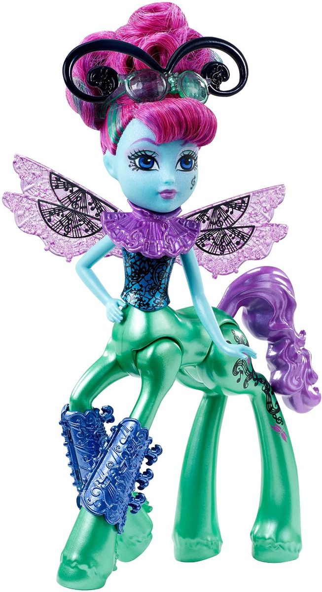 Monster High Мини-кукла Caprice WhimcanterDGD12_DJF26 Monster High Мини-кукла Caprice WhimcanterDGD12_DJF26В Школе монстров творится что-то чудовищное: всюду тайные ходы и порталы, в каждом шкафу скелеты и прочие сюрпризы! Вот и в глубине школьных подземелий притаились новые четвероногие приятели. Встречайте кентавров из Школы монстров! Caprice Whimcanter (Кэприс Вимкэнтер) - гибрид Ночного Кошмара и Стрекозы. Малиновые волосы собраны в высокий хвостик, на глазах у куколки очки, а на голове - усики стрекозы. На спине у куколке крылышки, а на шее - большой пластиковый воротник. Ноги, руки и голова у куклы подвижные, что позволит придавать кентавру разные позы. Мини-кукла Monster High Caprice Whimcanter в точности повторяется свою героиню. Порадуйте свою малышку таким замечательным подарком!