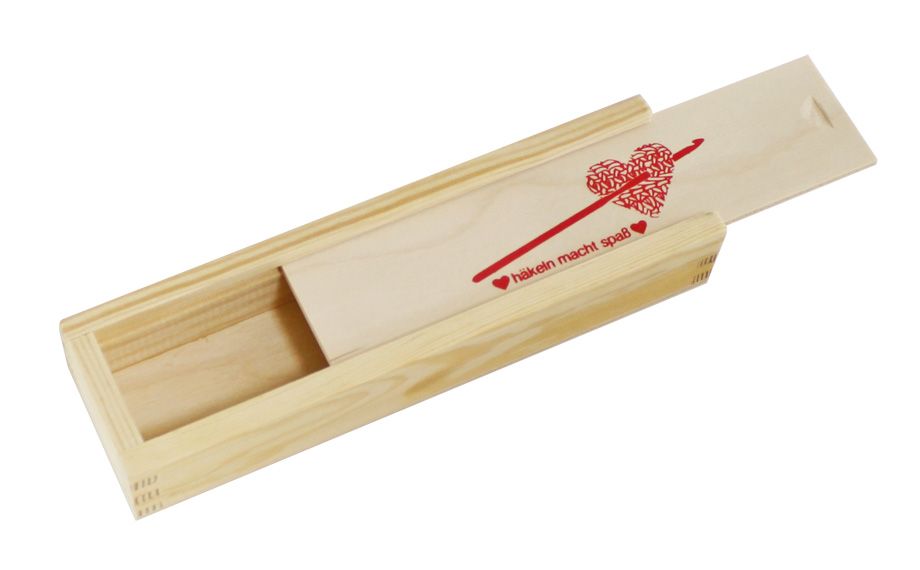ADDI Футляр для крючков, дерево, 19 см х 5 см х 3 см530-0 ADDI Футляр для крючков, дерево, 19 см х 5 см х 3 см530-0Естественно фирменные спицы и крючки addi хочется хранить и доставать из фирменного чехла из натурального дерева. Полностью экологичный футляр надежно позаботится о любимых спицах. Удобная открывающаяся крышка и современный дизайн.