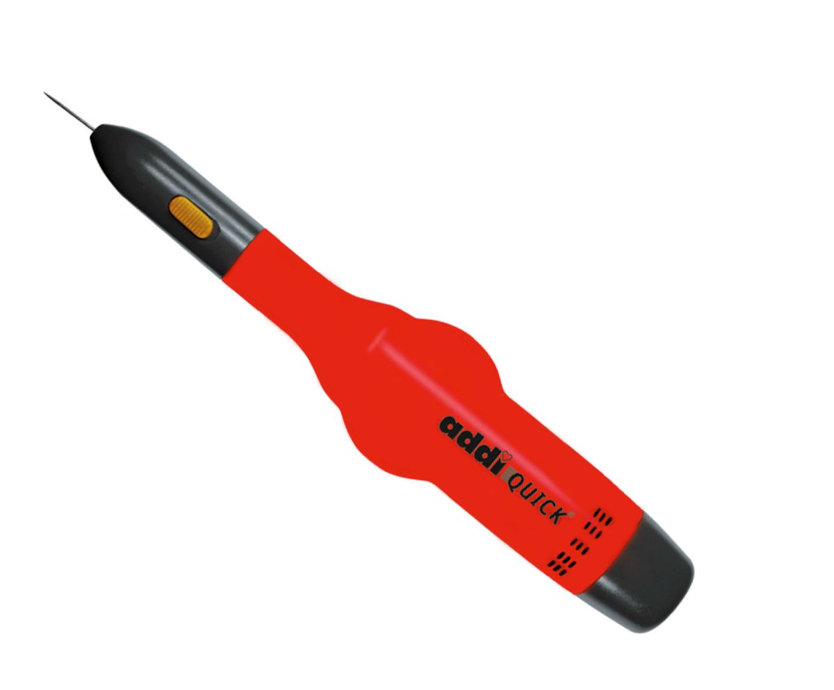 ADDI Машинка для валяния Quick Hobby850-2 ADDI Машинка для валяния Quick Hobby850-2Машинка для валяния Addi Quick Hobby, предназначена для сухого валяния изделий из различных типов шерсти. За счет своей эргономичности, она очень удобна в работе: легкая, компактная, иглы меняются очень просто. Несомненно, самым главным преимуществом такой машинки является скорость ее работы — 2500 уколов в минуту. Машинка Addi Quick Hobby будет полезна как новичкам, так и опытным мастерам фильцевания. Более того, ей могут работать и дети старше 12 лет под присмотром взрослых. Работать машинкой можно только на подложке толщиной не менее 3 см и, по возможности, защитив рабочие пальцы специальными наперстками. Производитель реккомендует работать машинкой не более 2 часов в день.