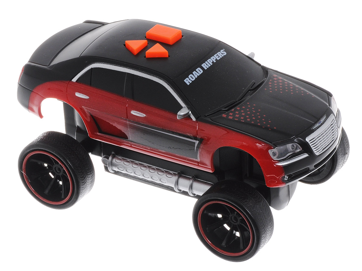 Toystate Машинка Road Rippers цвет черный красный33041TS_красный, черный Toystate Машинка Road Rippers цвет черный красный33041TS_красный, черныйЯркая машинка Road Rippers со звуковыми эффектами, несомненно, понравится вашему ребенку и не позволит ему скучать. Игрушка выполнена в виде яркой гоночной машины. При нажатии на кнопки, расположенные на крыше, светятся фары, воспроизводятся звуки двигателя и включенной передачи заднего хода, раздается голос диктора, сообщающего о старте гонки, а также машинка демонстрирует трюки. Ваш ребенок часами будет играть с машинкой, придумывая различные истории и устраивая соревнования. Порадуйте его таким замечательным подарком! Рекомендуется докупить 3 батарейки типа AАА (товар комплектуется демонстрационными).