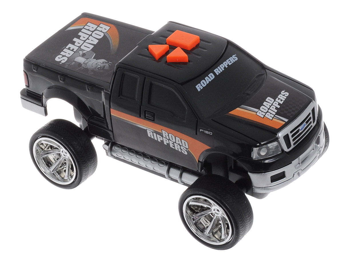 Toystate Машинка Road Rippers цвет черный33041TS_черный Toystate Машинка Road Rippers цвет черный33041TS_черныйЯркая машинка Road Rippers со звуковыми эффектами, несомненно, понравится вашему ребенку и не позволит ему скучать. Игрушка выполнена в виде яркой гоночной машины. При нажатии на кнопки, расположенные на крыше, светятся фары, воспроизводятся звуки двигателя и включенной передачи заднего хода, раздается голос диктора, сообщающего о старте гонки, а также машинка демонстрирует трюки. Ваш ребенок часами будет играть с машинкой, придумывая различные истории и устраивая соревнования. Порадуйте его таким замечательным подарком! Рекомендуется докупить 3 батарейки типа AАА (товар комплектуется демонстрационными).