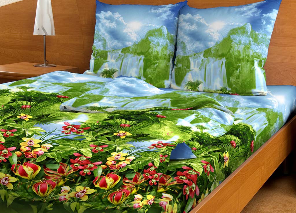 Комплект белья Primavera Водопад, семейный, наволочки 70x70, цвет: зеленый80753 Комплект белья Primavera Водопад, семейный, наволочки 70x70, цвет: зеленый80753Наволочки с декоративным кантом особенно подойдут, если вы предпочитаете класть подушки поверх покрывала. Кайма шириной 5-10см с трех или четырех сторон делает подушки визуально более объемными, смотрятся они очень аккуратно, даже парадно. Еще такие наволочки называют оксфордскими или наволочками «с ушками». Сатин – прочная и плотная ткань с диагональным переплетением нитей. Хлопковый сатин по мягкости и гладкости уступает атласу, зато не будет соскальзывать с кровати. Сатиновое постельное белье легко переносит стирку в горячей воде, не выцветает. Прослужит комплект из обычного сатина меньше, чем из сатина повышенной плотности, но дольше белья из любой другой хлопковой ткани. Сатин приятен на ощупь, под ним комфортно спать летом и зимой. Производство «Примавера» находится в Китае, что позволяет сократить расходы на доставку хлопка. Поэтому цены на это постельное белье более чем скромные и это не сказывается на качестве. Сатин очень гладкий, мягкий, но при этом, невероятно прочный....