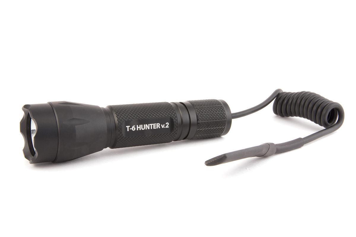 Фонарь подствольный Яркий Луч T6. Hunter v.24606400609209 Фонарь подствольный Яркий Луч T6. Hunter v.24606400609209Фонарь подствольный Яркий Луч T6. Hunter v.2: Режим постоянного света: закрутите крышку фонаря по часовой стрелке до включения. Тактический режим: открутите крышку фонаря против часовой стрелке примерно на 90° до выключения. Нажмите торцевую резиновую кнопку для включения и отпустите для выключения. Выносная кнопка мгновенного действия: при установке фонаря на оружие используйте двухстороннюю клейкую ленту (в комплекте) для фиксации включателя выносной кнопки на ложе или цевье. После фиксации кнопку можно использовать. Нажатие пальцами на кнопку включает фонарь, разжимание - выключает его. УСТАНОВКА ФОНАРЯ. В комплекте поставляется крепление для установки на винтовке или ружье калибром от 22 до 12 (от 5.6 до 18.5 мм). Малая часть крепления подходит к диаметрам стволов от 1/2 дюйма до 3/4 дюйма. Большая по размеру часть крепления - к стволам диаметром от 3/4 до 1 дюйма. Большая часть крепления также подходит для установки на оптические прицелы и патронную обойму. 1. Убедитесь, что...
