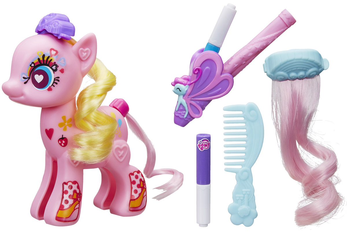 My Little Pony Игровой набор Design-A-Pony Pinkie PieB3591EU4_B5792 My Little Pony Игровой набор Design-A-Pony Pinkie PieB3591EU4_B5792Игровой набор My Little Pony Design-A-Pony. Pinkie Pie привлечет внимание вашей малышки и не позволит ей скучать. Создайте свою неповторимую пони собственными руками! В этот раз пофантазируйте над прическами своих героинь! Две сменные гривы и хвостик можно красиво уложить с помощью расчески и аксессуаров для прически. А ещё, гривы можно раскрасит яркими цветами! Для этого в наборе предусмотрены специальные трафареты, воздушные маркеры и мундштук для маркеров. Сделай свою пони неповторимой, скомбинировав детали от других пони из серии Design-a-Pony. Придумайте своих собственных героев, используя различные варианты представленных деталей! Набор выполнен из качественных безопасных материалов. Ваша малышка будет часами играть с набором, придумывая различные истории. Порадуйте ее таким замечательным подарком!