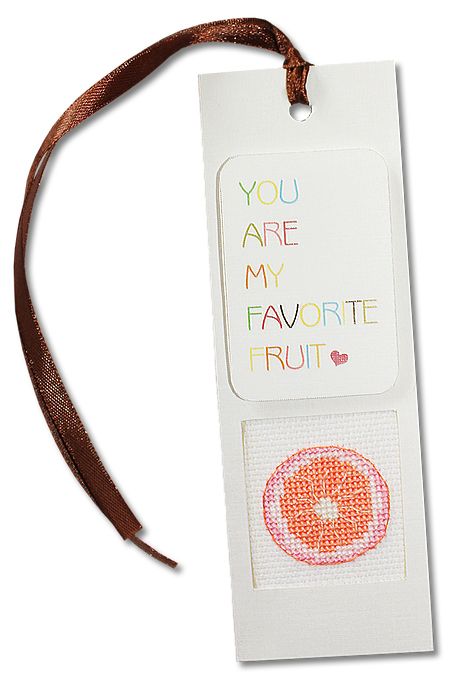 Набор для изготовления закладки с вышитым элементом Luca-S Favorite Fruit, 5,5 см х 15 смN48 Набор для изготовления закладки с вышитым элементом Luca-S Favorite Fruit, 5,5 см х 15 смN48Набор для изготовления закладки с вышитым элементом Favorite Fruit, 5,5 х 15 см Цветной картон: 10 х 15 cм. Ленточка: 30 cм. Канва Аида 18 Zweigart белого цвета 6 x 7 cм. Мулине Anchor: 3 цветa по 0,5 метра. Двойной скотч: 5 x 8 cм. Объёмный двойной скотч: 2,5 x 2,5 cм. Иголка: 1шт. Схема и инструкция на русском языке.