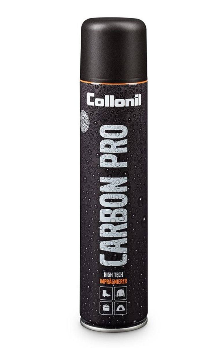 Спрей влаго- и грязеотталкивающий для обуви Collonil Carbon Pro, 400 мл1704 000 Спрей влаго- и грязеотталкивающий для обуви Collonil Carbon Pro, 400 мл1704 000Высокоэффективный влаго- и грязеоталкивающий спрей, разработанный благодаря “carbon technology”. Защита, действующая по принципу “распыляемая мембрана”. Сильное действие средства основано на уникальной невидимой защитной структуре, состоящей из полимерных волокон, которые фиксируются на гибкой поверхности материала и действуют длительное время. Препятствует появлению солевых разводов и предохраняет материал от выгорания. Инновационное средство подходит для всех типов материалов. Рекомендуется для защиты High-Tex материалов, в т.ч. с мембранами Gore Tex, Sympatex и др. Способ применения: Баллон перед применением встряхнуть. Перед первым использованием изделие надлежит многократно обработать спреем. Распылять с расстояния около 20 см., на очищенную поверхность, не допуская при этом появления капель и подтеков. Дать впитаться и просохнуть. Гладкую кожу отполировать, замшу взъерошить. Не полировать во влажном виде! После нанесения спрея рекомендуется применять крем для ухода...