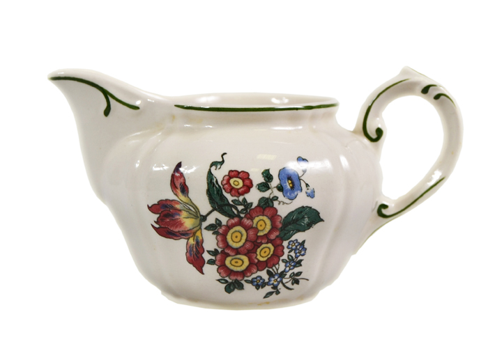 Сливочник молочник Villeroy & Boch Старый Страсбург (Alt Strassburg). Фаянс. Германия, 1950 ггОС27214 Сливочник молочник Villeroy & Boch Старый Страсбург (Alt Strassburg). Фаянс. Германия, 1950 ггОС27214Сливочник молочник Villeroy & Boch Старый Страсбург (Alt Strassburg). Фаянс. Германия, 1950 гг. Высота 7,5 см, длина 13,5 см, ширина 9,5 см. Сохранность коллекционная. Без утрат и сколов. На основании подглазурное зеленое клеймо V&B M в круге, ниже Made in Germany / SAAR, название серии - ALT STRASSBURG.