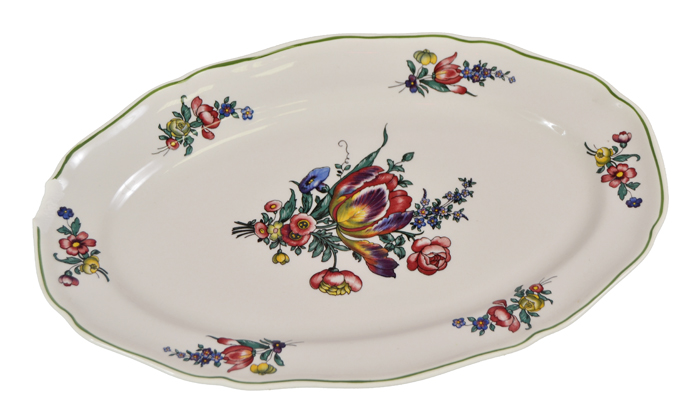 Блюдо овальное большое Villeroy & Boch Старый Страсбург (Alt Strassburg). Фаянс. Германия, 1983-2000 ггОС27728 Блюдо овальное большое Villeroy & Boch Старый Страсбург (Alt Strassburg). Фаянс. Германия, 1983-2000 ггОС27728Блюдо овальное большое Villeroy & Boch Старый Страсбург (Alt Strassburg). Фаянс. Германия, 1983-2000 гг. Размер 34 х 20 х 3 см. Сохранность хорошая. Имеется небольшой скол (на фото). На основании красное клеймо Villeroy & Boch / Alt Strassburg образца 1983-2000 гг.