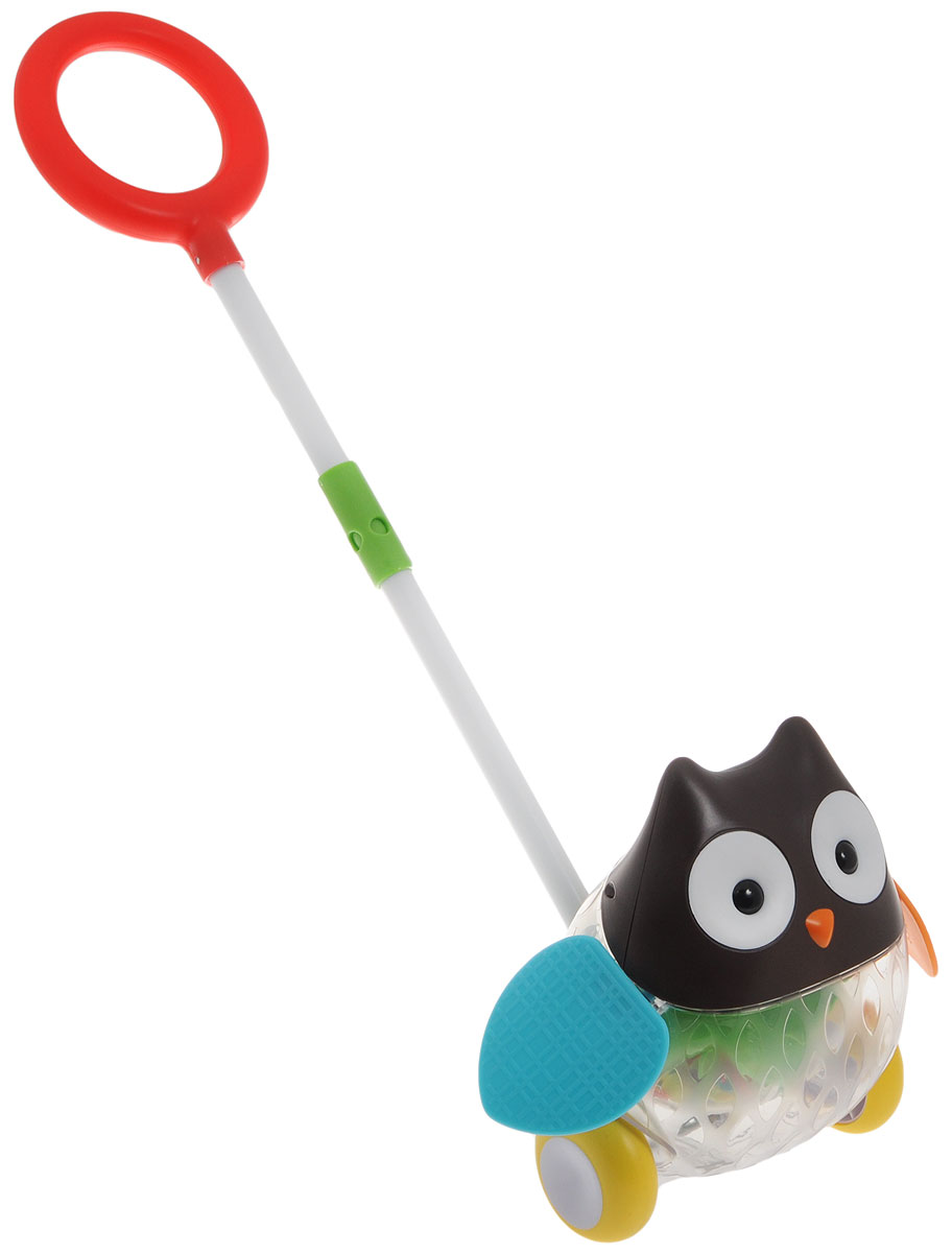 Skip Hop Игрушка-каталка с ручкой СоваSH 303103 Skip Hop Игрушка-каталка с ручкой СоваSH 303103Яркая игрушка-каталка Skip Hop Сова предназначена для детей, начинающих самостоятельно ходить. С ее помощью первые шаги малыша станут более уверенными, игрушка поддержит его при ходьбе. Во время движения сова будет махать разноцветными, яркими крыльями. А в прозрачном животике совы будут кататься разноцветные шарики, издавая звук, похожий на шум дождя. Резиновые колеса смягчают движение игрушки и защищают пол от повреждений. Материалы, использованные для оформления игрушки, являются нетоксичными. Игрушка полностью безопасна для детей и не содержит бисфенол А, поливинилхлорид и фталаты.