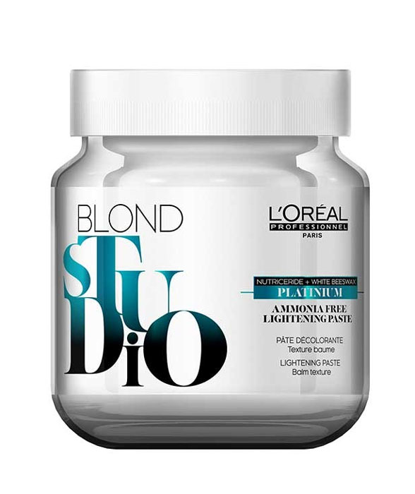 LOreal Professionnel Обесцвечивающая паста без аммиака Platinum, 500 г2001426 LOreal Professionnel Обесцвечивающая паста без аммиака Platinum, 500 г2001426Oreal Professionnel Platinum Обесцвечивающая паста без аммиака белого цвета, содержит уникальный компонент нутрицерид и белый пчелиный воск. За счет полного отсутствия в составе пасты аммиака - она идеально доходит для обесцвечивания тонких, натуральных или мелированых волос светлых тонов. Обеспечивает стойкое обесцвечивание. Нутрицерид, содержащий керамиды и питательное масло - поддерживает липидный баланс волоса и делает кутикулы более укрепленными. Пчелиный воск, мягко обволакивает структуру волоса, полирует его, защищая ее от повреждения и делая волосы значительно более мягкими и ухоженными. Густая, кремообразная консистенция пасты очень удобна в нанесении. После использования этой пасты волосы имеют природный блеск и наполенны жизненной силой.
