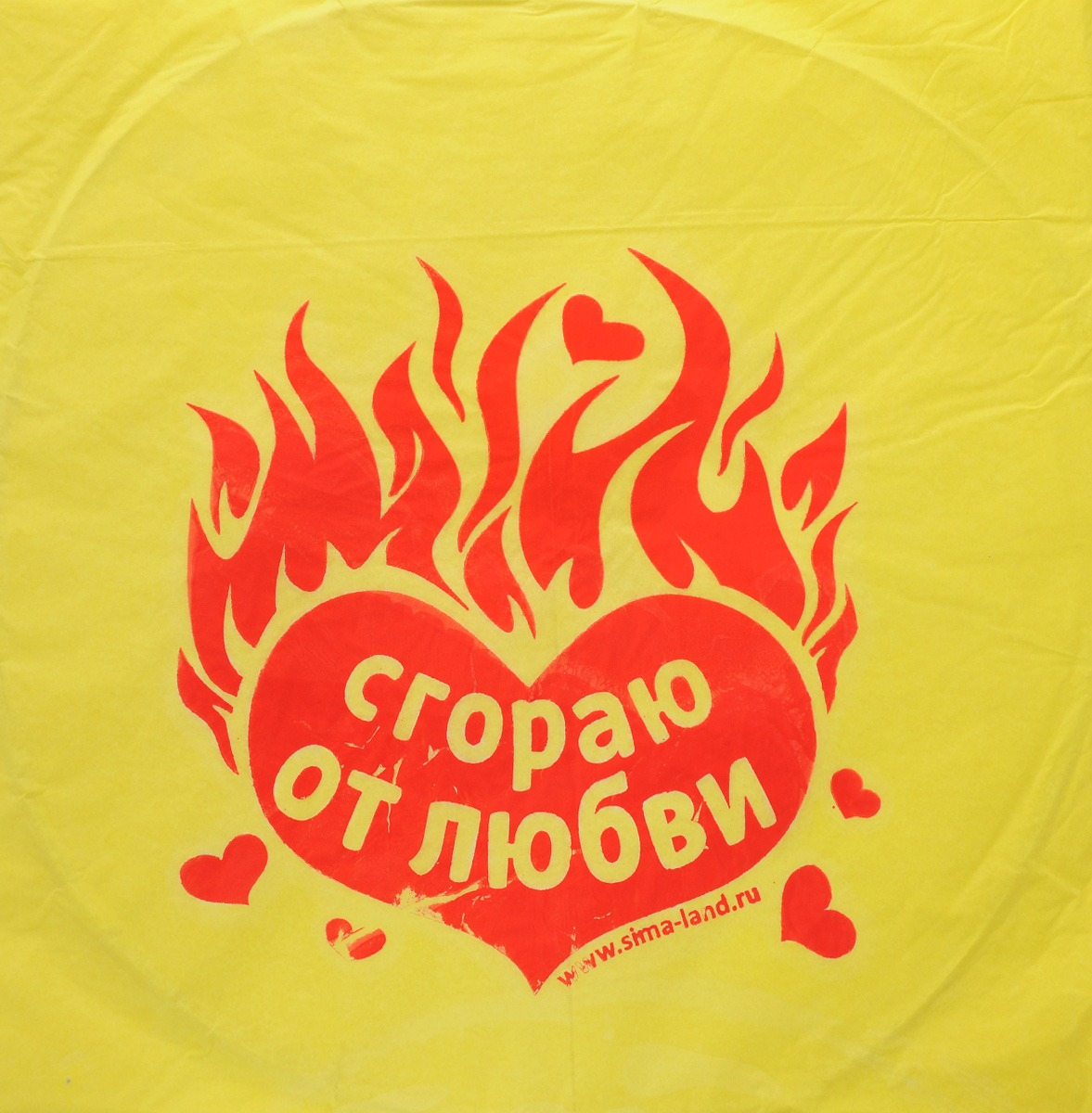 Фонарик бумажный Страна Карнавалия Сгораю от любви330944_желтый Фонарик бумажный Страна Карнавалия Сгораю от любви330944_желтыйКитайский бумажный фонарик Страна Карнавалия Сгораю от любви с изображением сердца и надписью Сгораю от любви станет оригинальным способом отметить любой праздник. С помощью фонарика можно признаться в любви, и даже поздравить с днем рождения любимого человека. На Востоке небесные фонарики пользуются большой популярностью. Перед запуском фонарика пишется записка с желанием и привязывается к его основанию. В качестве фитиля служит кусок воска, который входит в комплект. Высота полета фонарика может достигать 300 метров, при этом вы будете около 15 минут наблюдать за яркой, курсирующей по небу точкой. С бумажным фонариком Страна Карнавалия Сгораю от любви ваш праздник обретет неповторимую атмосферу.
