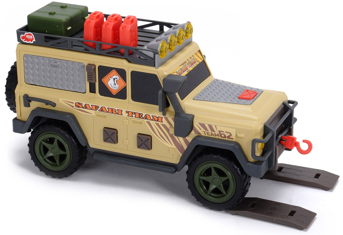 Dickie Toys Внедорожник Safari Team3308362 Dickie Toys Внедорожник Safari Team3308362Мощный многофункциональный внедорожник Dickie Toys Safari Team с открывающейся задней дверью, съемным запасным колесом и лебедкой непременно понравится вашему ребенку. Нажатие кнопок на боковых дверях внедорожника активирует звуковые и световые эффекты: светятся верхние прожекторы, слышен рокот мотора, звуки природы. Открытие боковой панели-окна с помощью рычажка также сопровождается звуковыми эффектами. В наборе есть аксессуары, которые можно расположить на крыше внедорожника: большой ящик, три канистры и 2 настила под колеса. Лебедка свободно разматывается. Чтобы свернуть лебедку обратно, достаточно нажать на кнопку на капоте машины. С этой игрушкой ваш малыш будет часами занят игрой. Порадуйте его таким замечательным подарком! Для работы игрушки необходимы 2 батарейки напряжением 1,5V типа АА (товар комплектуется демонстрационными).