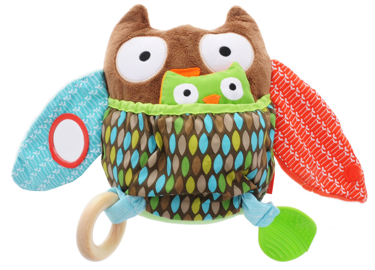 Skip Hop Развивающая игрушка Сова с совенкомSH 307504 Skip Hop Развивающая игрушка Сова с совенкомSH 307504Развивающая игрушка Skip Hop Сова с совенком можно взять с собой на прогулку в парк, она не даст заскучать и успокоит вашего малыша, если его что-то расстроит. Игрушка выполнена из разнофактурных материалов в виде мамы-совы со своим малышом-совенком. Совенок соединен со своей мамой длинной прочной лентой. Крылья мамы совы шелестят и дополнены маленькими липучками - они могут соединяться друг с другом. В одном из крылышек имеется пришитое безопасное зеркальце. Тело совы дополнено большим карманом, куда может спрятаться совенок. Внутри совенка вшита громкая пищалка, а в голове совы - элемент погремушки. Вместо лапок у игрушки пришитое деревянное колечко и листок-прорезыватель. За счет разнообразной фактуры забавные зверюшки от Skip Hop помогут в тактильном развитии вашему малышу, станут хорошими друзьями и всегда поднимут настроение.