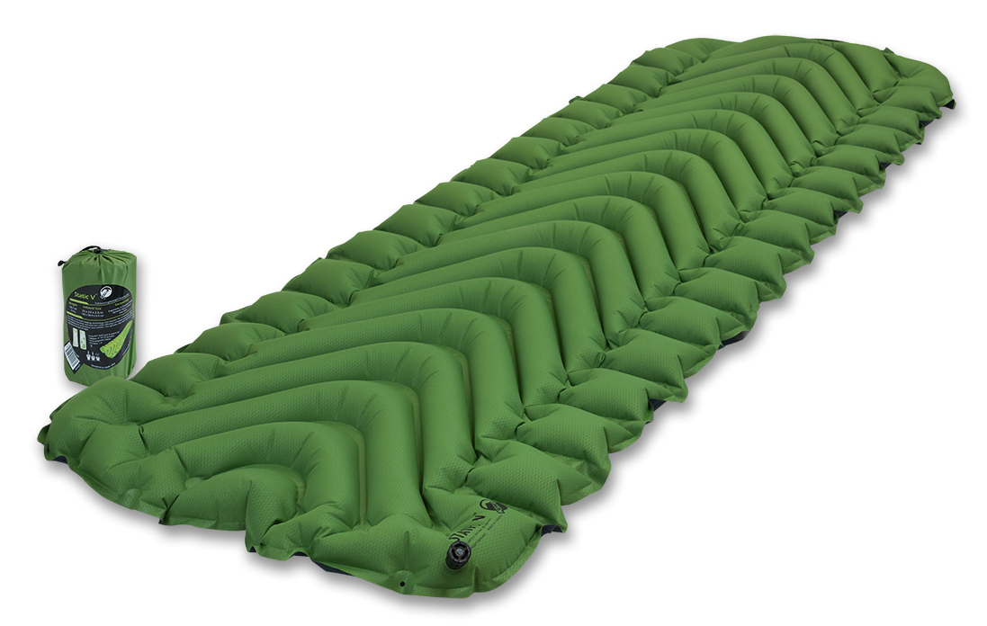 Надувной коврик Klymit Static V pad Green, цвет: зеленый06SVGr01C Надувной коврик Klymit Static V pad Green, цвет: зеленый06SVGr01CСамый популярный туристический коврик с инновационным V- анатомическим дизайном, с функцией сохранения тепла для лучшей поддержки и максимального комфорта. Экономит время и энергию за счет быстрой системы наддува. Идеален для любого путешествия (для использования на земле, в палатке). Технология body mapping (комфорт за счет учета ключевых точек давления тела на коврик). Динамические боковые направляющие. - Материал – полиэстер 75D - Надувается за 10-15 выдохов - Коэффициент теплоизоляции – 1.3 (до +2°С); 3 сезона - Размер - 183 см x 59 см (толщина - 6.5 см); в сложенном виде - 7.62 см x 20.3 см (как бутылка воды) - Вес – 514 гр. - В комплекте – коврик, набор для ремонта (патч и клей), чехол - Цвет - Зеленый