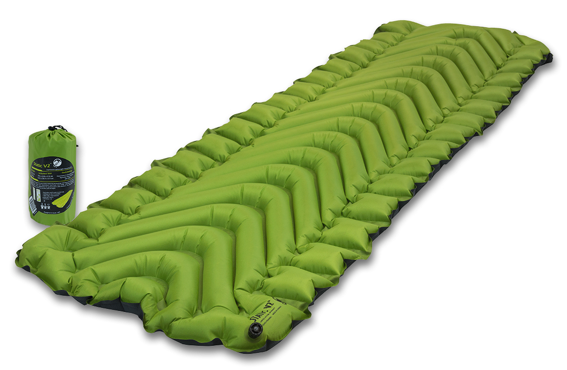 Надувной коврик Klymit Static V2 pad Green, цвет: зеленый06S2Gr02C Надувной коврик Klymit Static V2 pad Green, цвет: зеленый06S2Gr02CЛидер среди легких туристических ковриков на рынке, для снижения веса которого использован полиэстер 30D (54 г/м2 - материал из rip stop полиэстера). Инновационный дизайн, непревзойденный комфорт, минимальный размер и вес, простота использования. Идеален для любого путешествия (для использования на земле, в палатке). Технология body mapping (V- анатомическая поддержка за счет учета ключевых точек давления тела на коврик). Динамические боковые направляющие. - Материал – полиэстер 75D –низ, полиэстер 30D – верх. - Надувается за 10-15 выдохов - Коэффициент теплоизоляции – 1.3 (до +2°С); 3 сезона - Размер - 83 см x 59 см (толщина - 6.5 см) ; в сложенном виде - 7.62 см x 20.3 см (как бутылка воды) - Вес – 463 гр. - В комплекте – коврик, набор для ремонта (патч и клей), чехол - Цвет - Зеленый