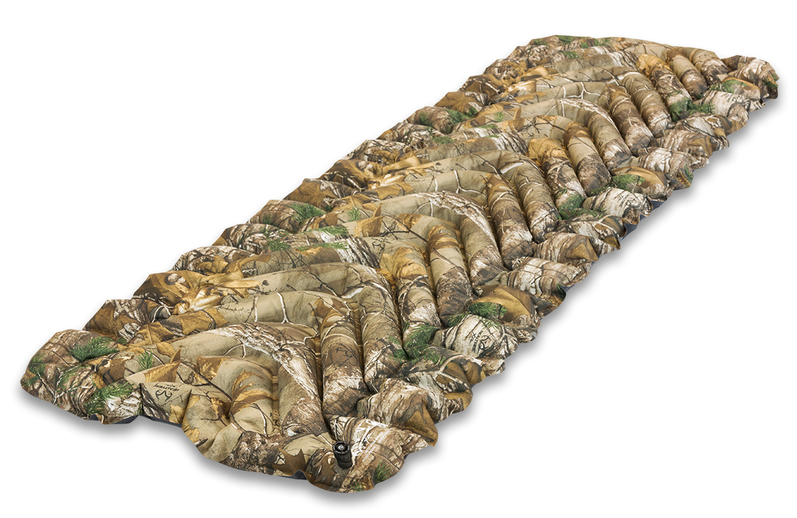 Надувной коврик Klymit Static V pack Realtree Camo, цвет: камуфляж06SVXT01C Надувной коврик Klymit Static V pack Realtree Camo, цвет: камуфляж06SVXT01CСамый популярный туристический коврик с инновационным V- анатомическим дизайном, с функцией сохранения тепла для лучшей поддержки и максимального комфорта. Экономит время и энергию за счет быстрой системы наддува. Идеален для любого путешествия (для использования на земле, в палатке). Технология body mapping (комфорт за счет учета ключевых точек давления тела на коврик). Динамические боковые направляющие. - Материал – полиэстер 75D - Надувается за 10-15 выдохов - Коэффициент теплоизоляции – 1.3 (до +2°С); 3 сезона - Размер - 183 см x 59 см (толщина - 6.5 см) ; в сложенном виде - 7.62 см x 20.3 см (как бутылка воды) - Вес – 527 гр. - В комплекте – коврик, набор для ремонта (патч и клей),чехол - Цвет – песочно- камуфлированный