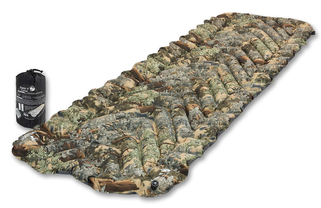 Надувной коврик Klymit Static V-Camo, цвет: камуфляж06SVKd01C Надувной коврик Klymit Static V-Camo, цвет: камуфляж06SVKd01CСамый популярный туристический коврик с инновационным V- анатомическим дизайном, с функцией сохранения тепла для лучшей поддержки и максимального комфорта. Экономит время и энергию за счет быстрой системы наддува. Идеален для любого путешествия (для использования на земле, в палатке). Технология body mapping (комфорт за счет учета ключевых точек давления тела на коврик). Динамические боковые направляющие. - Материал – полиэстер 75D - Надувается за 10-15 выдохов - Коэффициент теплоизоляции – 1.3 (до +2°С); 3 сезона - Размер - 183 см x 59 см (толщина - 6.5 см) ; в сложенном виде - 7.62 см x 20.3 см (как бутылка воды) - Вес – 527 гр. - В комплекте – коврик, набор для ремонта (патч и клей),чехол - Цвет – камуфляж