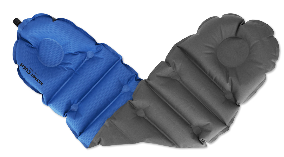 Надувная подушка/сиденье Klymit Cush seat/pillow Blue, цвет: синий12CUBG01 Надувная подушка/сиденье Klymit Cush seat/pillow Blue, цвет: синий12CUBG01Надежная и комфортная подушка /сиденье (трансформер) позволяет изменять толщину и размер за счет складывания в 1 или 2 слоя. Можно обернуть вокруг шеи как капот, или сложить в 2 слоя, сделав подушку или сиденье. В сложенном виде имеет размер кошелька. - Материал – полиэстер 75D - Надувается за 1- 2 выдоха - Размер – 74 см x 23 см x 3.81 см; в сложенном виде - 11.43 см x 8.89 см x 2.54 см - Вес – 82 гр - Цвет - Синий