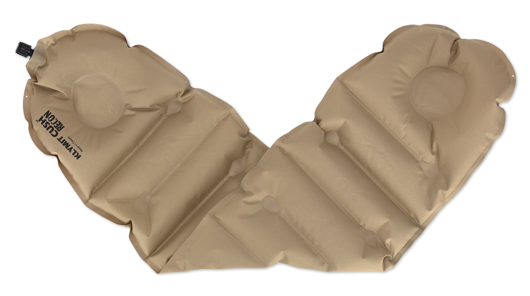 Надувная подушка/сиденье Klymit Cush seat/pillow Recon, цвет: песочный12CUCy01 Надувная подушка/сиденье Klymit Cush seat/pillow Recon, цвет: песочный12CUCy01Надежная и комфортная подушка /сиденье (трансформер) позволяет изменять толщину и размер за счет складывания в 1 или 2 слоя. Можно обернуть вокруг шеи как капот или сложить в 2 слоя, сделав подушку или сиденье. В сложенном виде имеет размер кошелька. - Материал – полиэстер 75D - Надувается за 1- 3 выдоха - Размер – 74 см x 23 см x 2.54 см; в сложенном виде - 11.43 см x 8.89 см x 2.54 см - Вес – 85 гр - Цвет - Песочный