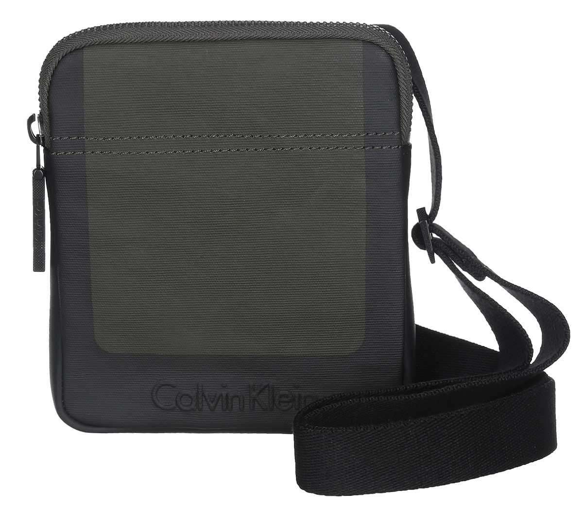 Сумка мужская Calvin Klein Jeans, цвет: черный, темно-зеленый. K50K501622_3120K50K501622_3120 Сумка мужская Calvin Klein Jeans, цвет: черный, темно-зеленый. K50K501622_3120K50K501622_3120Стильная сумка Calvin Klein выполнена из полиуретана, оформлена символикой бренда. Изделие содержит одно отделение, которое закрывается на застежку-молнию. Внутри сумки размещен врезной карман на молнии. Сумка оснащена плечевым ремнем регулируемой длины. В комплекте с изделием поставляется чехол для хранения. Модная сумка идеально подчеркнет ваш неповторимый стиль.