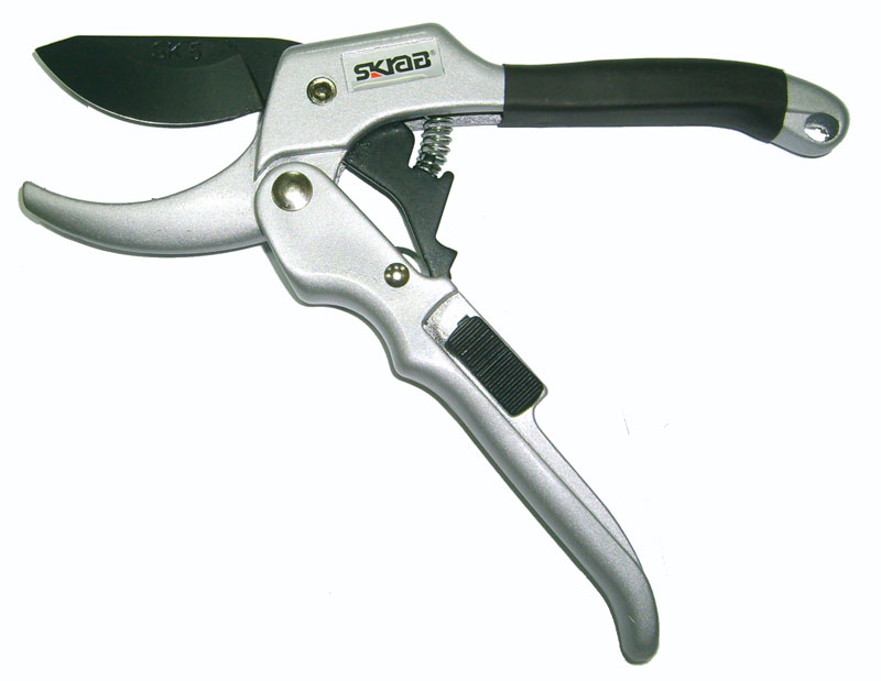 Сучкорез Skrab, роликовый 205мм. 2802528025 Сучкорез Skrab, роликовый 205мм. 2802528025Специальное покрытие ручки и трещеточного механизма сучкореза позволяет работать в саду с большим комфортом и с меньшим усилием. Сучкорез оснащен запирающимся механизмом - защелкой, для хранения ножниц в закрытом положении. Лезвия выполнены из высокоуглеродистой стали SK5 и имеют тефлоновое покрытие, предотвращающее налипание. Алюминиевые ручки с противоскользящим покрытием из мягкой резины. Механизм трещетки имеет 3 положения для облегчения резки. Режущая способность 20 мм. Сделано в Тайване.