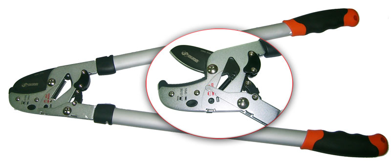 Сучкорез Skrab, 650мм. 2804228042 Сучкорез Skrab, 650мм. 2804228042650 мм, силовой, двухрычажный, с трещеточным механизмом. Предназначен для обрезки сучьев диаметром до 38 мм, обеспечивает легкий срез удаленных веток. Закаленные лезвия изготовлены из высокоуглеродистой стали SK5, имеют продолжительный срок службы и защиту от коррозии, легко очищаются. Покрытая медью регулируемая упорная пластина и храповый механизм обеспечивают легкость реза. Прочные ручки снабжены эргономичными мягкими рукоятками. Сделано в Тайване.