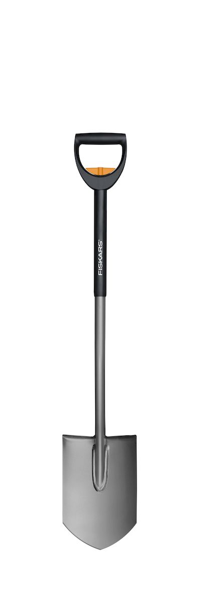 Лопата садовая штыковая Fiskars SmartFit, телескопическая, 105-125 см131300 Лопата садовая штыковая Fiskars SmartFit, телескопическая, 105-125 см131300Телескопическая лопата Fiskars SmartFit - это идеальное решение для современного садовода-любителя! Регулируемая длина рукоятки у инструмента позволяет работать садоводам разного роста. Остро заточенное лезвие позволяет легко работать с каменистой и глинистой почвой, с газонами, грядками, клумбами, резать корни, рыть траншеи и ямы. Изгиб черенка спроектирован так, что можно копать и на глубине, и на поверхности. Рукоятка D-образной формы исключает проскальзывание руки и снижает вероятность получения травм. Особенности лопаты: Длина черенка регулируется от 105 см до 125 см. Заточенное лезвие позволяет копать и перерезать корни. Рукоятка в форме буквы D подойдет для руки любого размера; для работы в перчатках и без. Сварное соединение между лезвием и черенком придает лопате дополнительную жесткость и обеспечивает легкое проникновение в почву.