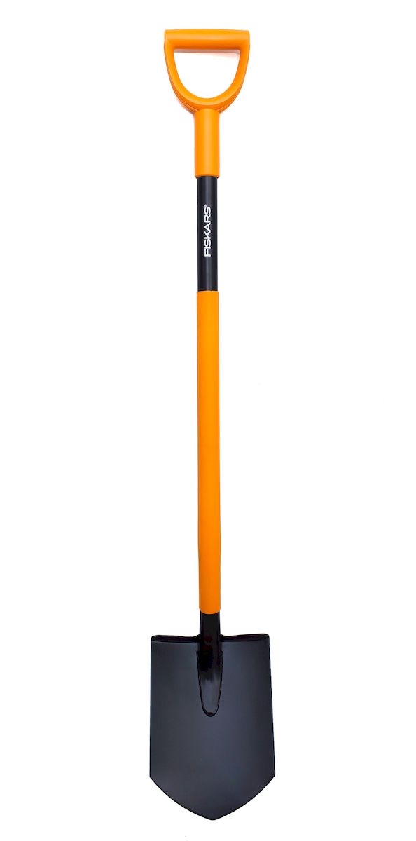 Лопата штыковая Fiskars Solid Plus, 122 см191413 Лопата штыковая Fiskars Solid Plus, 122 см191413Заточенное лезвие лопаты Fiskars Solid Plus позволяет легко копать и перерезать корни. Пластиковое покрытие черенка защищает руки от холода. Пластиковая рукоятка в форме буквы D подойдет для руки любого размера, а также для работы в перчатках или без. Лопата обладает надежным и прочным стальным черенком круглого сечения. Сварное соединение между лезвиям и черенком обеспечивает надежность. Использование финской борсодержащей стали придает лопате дополнительную жесткость и обеспечивает легкое проникновение в почву. Длина лопаты: 122 см. Размер рабочей части: 27 х 19,5 см.