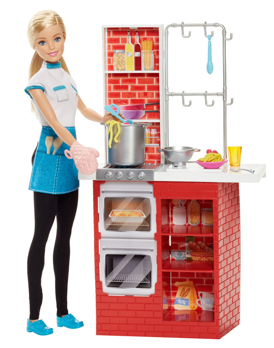 Barbie Игровой набор с куклой Шеф итальянской кухниDMC36 Barbie Игровой набор с куклой Шеф итальянской кухниDMC36Кукла Барби известна своим особым стилем. А теперь и каждая девочка может создать свой особый стиль, или испробовать новую профессию итальянского повара! Кукла Барби выглядит как настоящий шеф-повар. На куколке белая кофточка с синим фартуком и, черные брюки, на ногах - удобные туфли. На руке у куклы - варежка-прихватка. Барби предстоит приготовить на обед спагетти и фрикадельки. Игровой набор состоит из кухонной стойки с плитой, полочками и аксессуарами. Необходимые аксессуары для приготовления итальянского обеда: пластилин, специальный инструмент для изготовления спагетти (паста-машина), кастрюля, дуршлаг и посуда. Для хранения аксессуаров имеется множество удобных полок и крючки. Замечательные аксессуары в стиле Барби разнообразят игры вашей малышки с куклой.
