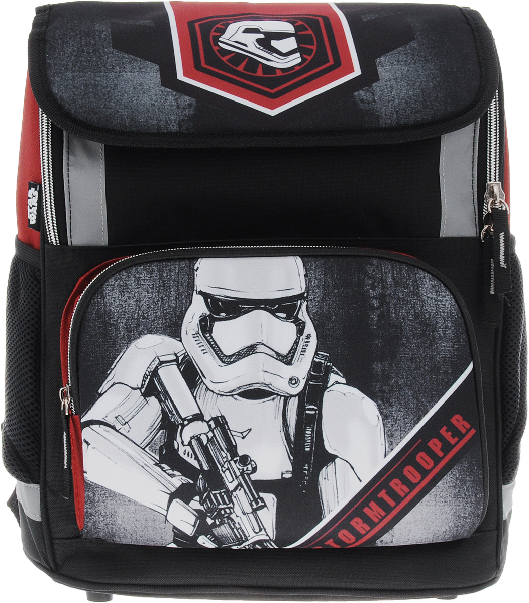 Star Wars Ранец школьный StormtrooperSWDB-MT1-117F Star Wars Ранец школьный StormtrooperSWDB-MT1-117FШкольный ранец Star Wars Stormtrooper обязательно привлечет внимание школьника. Ранец выполнен из материалов высшего качества с водоотталкивающей пропиткой. Содержит одно вместительное отделение, закрывающееся на молнию, и клапаном на липучке. Внутри отделения имеется перегородка с утягивающей резинкой для тетрадей или учебников. Клапан полностью откидывается, что существенно облегчает пользование ранцем. По бокам ранца расположены два сетчатых боковых кармана на резинке. Лицевая сторона ранца оснащена накладным карманом на застежке-молнии, который отлично подойдет для пенала. Конструкция спинки ранца дополнена эргономичными подушечками, противоскользящей сеточкой и системой вентиляции для предотвращения запотевания спины ребенка. Мягкие широкие лямки позволяют легко и быстро отрегулировать изделие в соответствии с ростом. Пластиковые ножки на дне ранца обеспечивают хорошую устойчивость и защиту от загрязнений. Светоотражающие элементы придают дополнительную безопасность в...