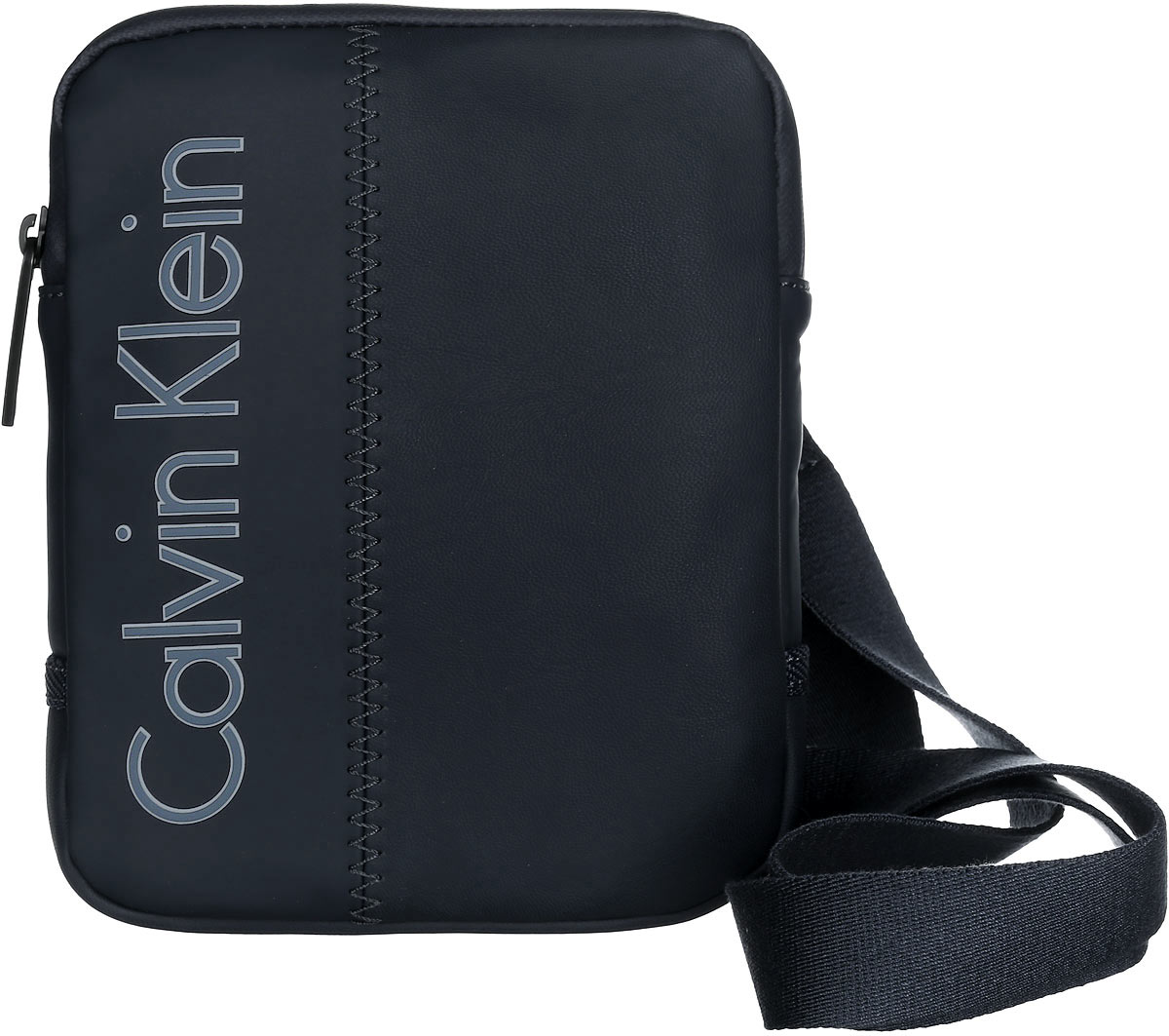 Сумка мужская Calvin Klein Jeans, цвет: черный. K50K501624_0010K50K501624_0010 Сумка мужская Calvin Klein Jeans, цвет: черный. K50K501624_0010K50K501624_0010Стильная сумка Calvin Klein выполнена из полиуретана, оформлена символикой бренда. Изделие содержит одно отделение, которое закрывается на застежку-молнию. Внутри сумки размещен накладной кармашек для мелочей. Сумка оснащена плечевым ремнем регулируемой длины. В комплекте с изделием поставляется чехол для хранения. Модная сумка идеально подчеркнет ваш неповторимый стиль.