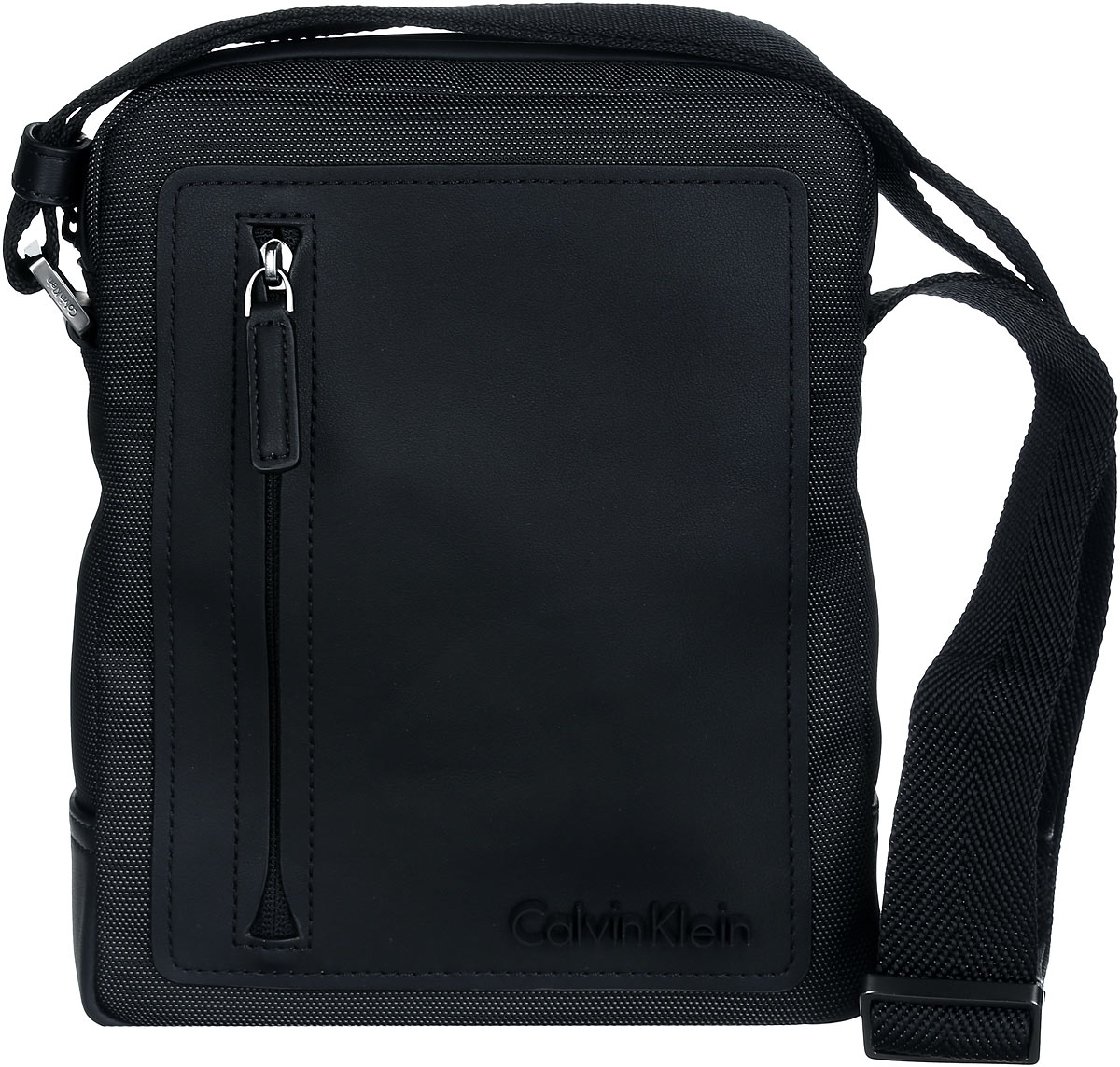 Сумка мужская Calvin Klein Jeans, цвет: черный. K50K501618_0010K50K501618_0010 Сумка мужская Calvin Klein Jeans, цвет: черный. K50K501618_0010K50K501618_0010Стильная сумка Calvin Klein выполнена из полиуретана, оформлена символикой бренда. Изделие содержит одно отделение, которое закрывается на застежку-молнию. Внутри сумки размещены два накладных кармашка для мелочей и врезной карман на застежке-молнии. Сумка оснащена плечевым ремнем регулируемой длины. Лицевая сторона дополнена накладным карманом на молнии. В комплекте с изделием поставляется чехол для хранения. Модная сумка идеально подчеркнет ваш неповторимый стиль.