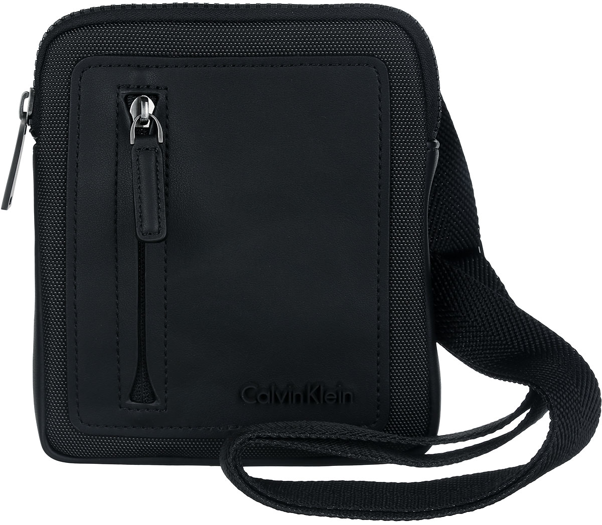 Сумка мужская Calvin Klein Jeans, цвет: черный. K50K501607_0010K50K501607_0010 Сумка мужская Calvin Klein Jeans, цвет: черный. K50K501607_0010K50K501607_0010Стильная сумка Calvin Klein выполнена из полиуретана и текстиля, оформлена символикой бренда. Изделие содержит одно отделение, которое закрывается на застежку-молнию. Внутри сумки размещены накладной кармашек для мелочей и врезной карман на застежке-молнии. Сумка оснащена плечевым ремнем регулируемой длины. Лицевая сторона дополнена накладным карманом на молнии. В комплекте с изделием поставляется чехол для хранения. Модная сумка идеально подчеркнет ваш неповторимый стиль.