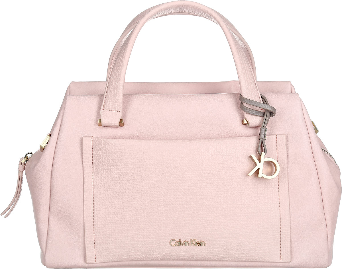 Сумка женская Calvin Klein Jeans, цвет: светло-розовый. K60K601639_6340K60K601639_6340 Сумка женская Calvin Klein Jeans, цвет: светло-розовый. K60K601639_6340K60K601639_6340Стильная сумка Calvin Klein выполнена из искусственной кожи с зернистой фактурой, оформлена металлической фурнитурой и декоративной подвеской с символикой бренда. Изделие содержит одно отделение, которое закрывается застежку-молнию. Внутри сумки размещены два накладных кармашка для мелочей и врезной карман на застежке-молнии. На лицевой стороне расположен накладной кармашек на застежке-молнии. Сумка оснащена съемным плечевым ремнем регулируемой длины и двумя удобными ручками. В комплекте с изделием поставляется чехол для хранения. Модная сумка идеально подчеркнет ваш неповторимый стиль.