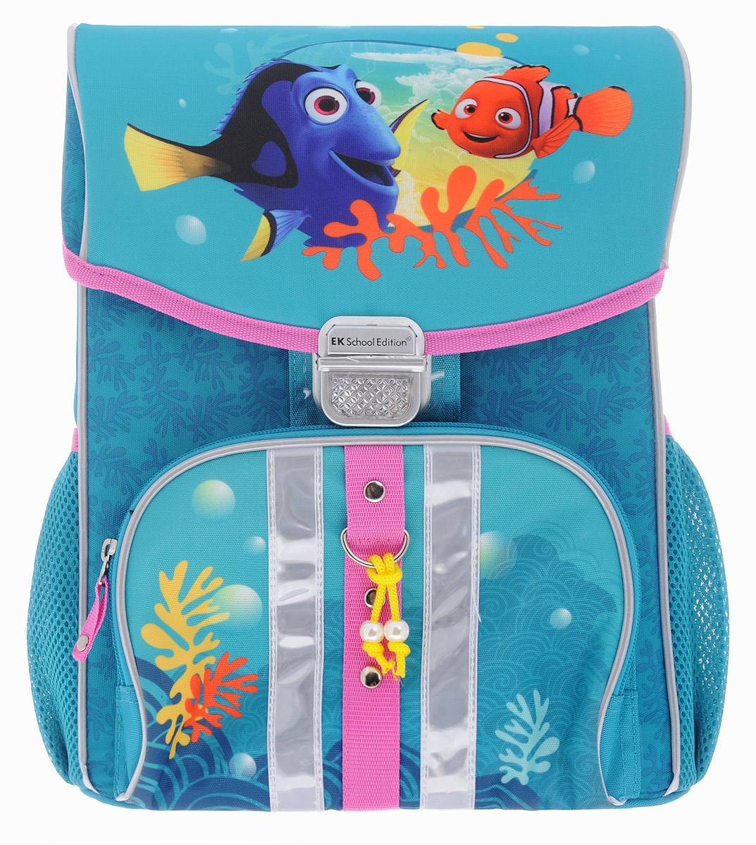 Erich Krause Ранец школьный Dory GenericEK 39305 Erich Krause Ранец школьный Dory GenericEK 39305Школьный ранец Erich Krause Dory. Generic обязательно привлечет внимание вашего ребенка. Ранец выполнен из современного легкого и прочного материала с водоотталкивающей пропиткой. Вес ранца без наполнения всего 680 грамм. Ранец содержит одно вместительное отделение, закрывающееся клапаном на защелку со встроенным светоотражателем. Внутри отделения расположены два мягких разделителя для тетрадей или учебников, фиксирующиеся резинкой. Клапан полностью откидывается, что облегчает пользование ранцем. На внутренней стороне клапана расположен прозрачный пластиковый кармашек, куда можно вставить расписание занятий или сведения о владельце. Дно ранца можно сделать жестким, разложив специальную панель с пластиковой вставкой, что повышает сохранность содержимого ранца и способствует правильному распределению нагрузки. По бокам ранца расположены два кармана на резинке. На лицевой стороне находится накладной карман на застежке-молнии, куда будет удобно убирать пенал. Эргономичная...