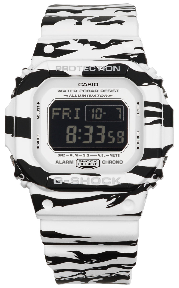 Часы наручные Casio G-Shock, цвет: черный, белый. DW-5600WB-7EDW-5600WB-7E Часы наручные Casio G-Shock, цвет: черный, белый. DW-5600WB-7EDW-5600WB-7EМногофункциональные часы Casio G-Shock, выполнены из минерального стекла и полимерного материала. Часы оформлены символикой бренда и анималистическим принтом. Электронные часы имеют степень влагозащиты равную 20 BAR. Браслет часов оснащен застежкой-пряжкой, которая позволит с легкостью снимать и надевать изделие. Корпус часов оснащен электролюминесцентной подсветкой. Дополнительные функции: таймер, будильник, секундомер, функция мирового времени, автоматический календарь. Часы поставляются в фирменной упаковке. Многофункциональные часы Casio G-Shock станут незаменимым аксессуаром для активного человека.