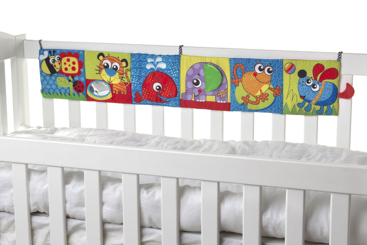 Playgro Развивающая книжка в кроватку0183444 Playgro Развивающая книжка в кроватку0183444Двусторонняя книжка для игры в кроватке, подвешивается к бортику с помощью 3-х веревочек. Одна сторона оформлена преимущественно в черно-белых тонах, она предназначена для использования на первом этапе развития: 6 картинок, на трех из них абстрактные черно-белые изображения; на других трех: котенок, панда и птичка, черное-белые животные изображены на цветном фоне. Такие рисунки способствуют развитию зрения, на контрастных цветах малышу легче фокусировать взгляд. Вторая сторона - это 6 веселых картинок с животными и вставками из материалов разных фактур. Как только малыш подрос и научился лежать на животике, маме необходимо повесить книжку яркой стороной, предоставив малышу возможность изучать картинки и развивать тактильные ощущения.