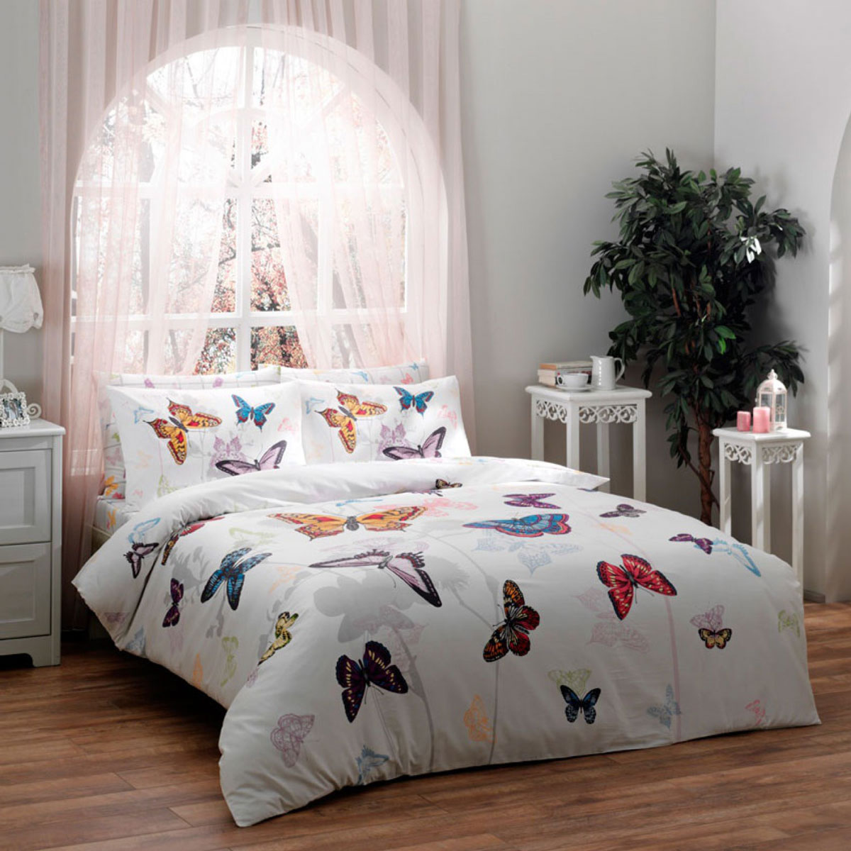 Комплект белья TAC Butterfly, семейный, наволочки 50х70, цвет: белый3082 Комплект белья TAC Butterfly, семейный, наволочки 50х70, цвет: белый3082Эталон сатина в России. Фирменные яркие дизайны Pano на нежной шелковистой фактуре сатиновой ткани из экологичного хлопка. Сатин – гладкая и прочная ткань, которая своим блеском, легкостью и гладкостью похожа на шелк, но выгодно отличается от него в цене. Сатин практически не мнется, поэтому его можно не гладить. Ко всему прочему, он весьма практичен, т.к. хорошо переносит множественные стирки. Если Вы ценитель эстетики и практичности одновременно, безусловно, сатин для Вас!