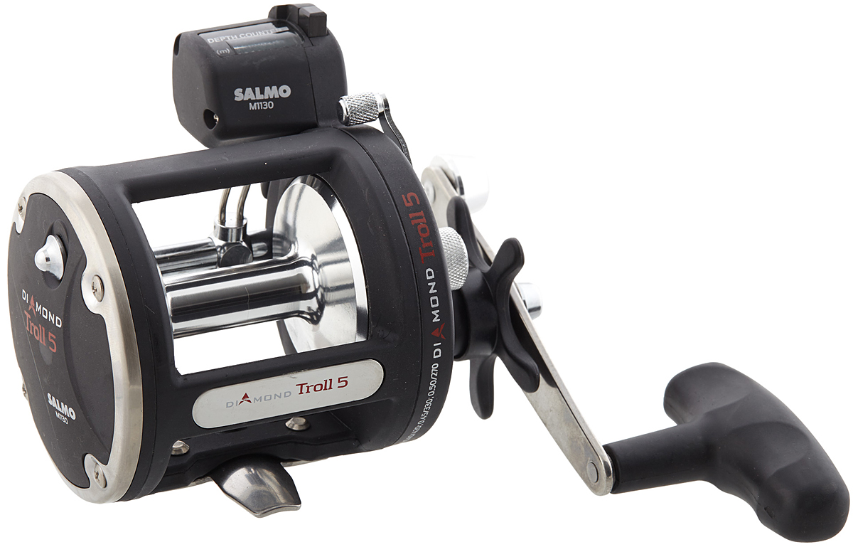 Катушка мультипликаторная Salmo Diamond TROLL 5 со счетчиком, цвет: черныйM1130 Катушка мультипликаторная Salmo Diamond TROLL 5 со счетчиком, цвет: черныйM1130Мощная мультипликаторная катушка, предназначенная для ловли троллингом и в отвес крупными приманками, а также на донные снасти с завозом приманок на лодке. Может использоваться как при ловле в пресной, так и соленой воде. Прочный корпус усилен с боков металлическими кольцами. Катушка имеет механизм равномерной укладки лески на алюминиевую шпулю проволочным лесоукладывателем. Шпуля освобождается переключением рычага, расположенным сбоку катушки. С поворотом рукоятки автоматически включается силовой механизм. Катушка оснащена шариковыми и роликовым подшипниками, устойчивыми к коррозии. На катушке установлен счетчик лески в футах (0,3048 м). - 4 подшипника шариковых усиленных из нержавеющей стали - 1 подшипник роликовый из нержавеющей стали - Мгновенный стопор обратного хода (антиреверс) - Система торможения механическая осевая MECHANIC DRAG - Корпус карбопластовый - Шпуля алюминиевая - Лесоукладователь рамочный с бесконечным винтом - Рукоятка: -...