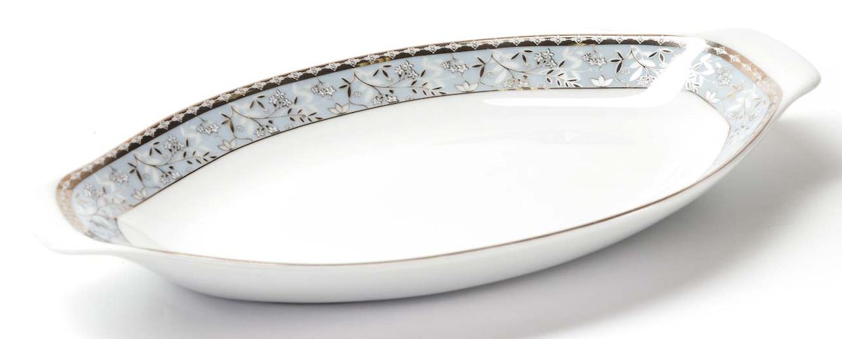 Блюдо La Rose des Sables Classe, 26 х 15 см551826 1596 Блюдо La Rose des Sables Classe, 26 х 15 см551826 1596Блюдо La Rose des Sables Classe выполнено из высококачественного тунисского фарфора, изготовленного из уникальной белой глины. На всех изделиях La Rose des Sables можно увидеть маркировку Pate de Limoges. Это означает, что сырье для изготовления фарфора добывают во французской провинции Лимож, и качество соответствует высоким европейским стандартам. Все производство расположено в Тунисе. Особые свойства этой глины, открытые еще в 18 веке, позволяют создать удивительно тонкую, легкую и при этом прочную посуду. Благодаря двойному термическому обжигу фарфор обладает высокой ударопрочностью, стойкостью к сколам и трещинам, жаропрочностью и великолепным блеском глазури. Коллекция CLASSE - это изысканная классика, дополненная нежным и утонченным декором. Изящный цветочный рисунок с позолоченной отделкой на голубом орнаменте выглядит необычайно привлекательно. Прекрасный вариант для праздничной и особенной сервировки стола. Не рекомендуется использовать в СВЧ печи и...